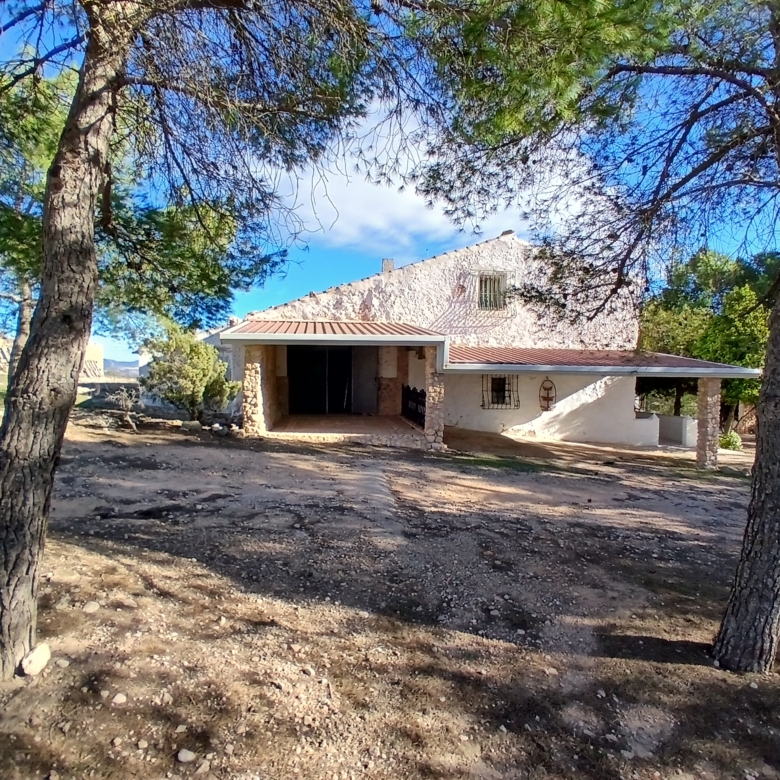 Exclusieve Off-Grid Finca met Gigantisch Perceel & Zwembad in Caudete