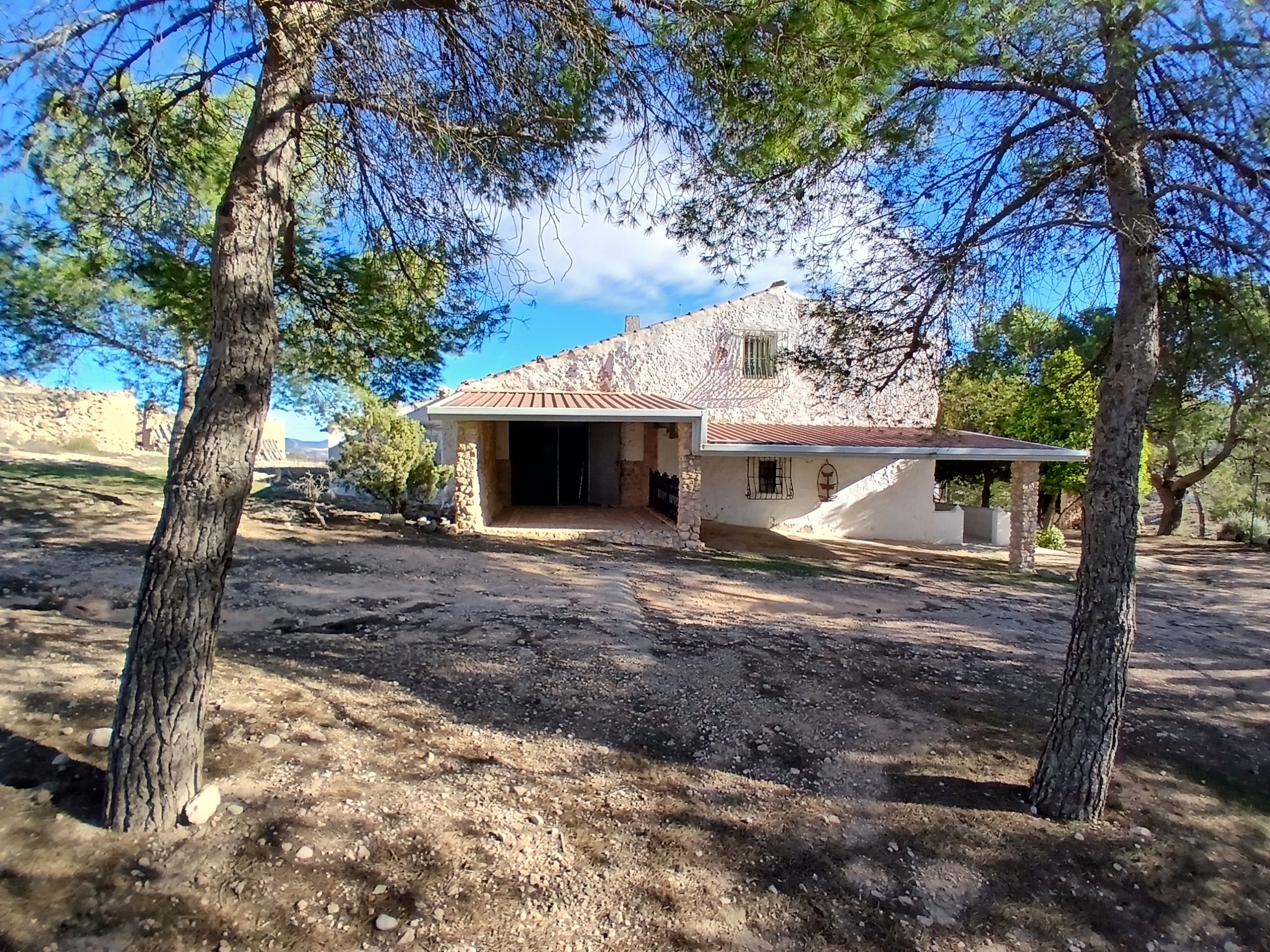 Exclusieve Off-Grid Finca met Gigantisch Perceel & Zwembad in Caudete