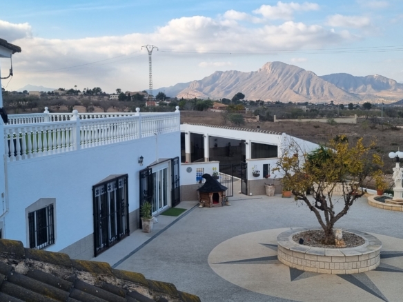 Unieke luxe villa met gastenverblijf en privézwembad te koop in Hondón de los Frailes