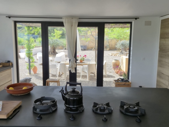 B&B te koop in Almansa: Unieke Off-grid Finca met Toeristische Licentie