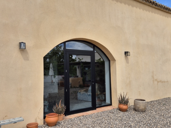 B&B te koop in Almansa: Unieke Off-grid Finca met Toeristische Licentie