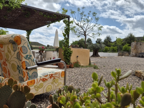 B&B te koop in Almansa: Unieke Off-grid Finca met Toeristische Licentie