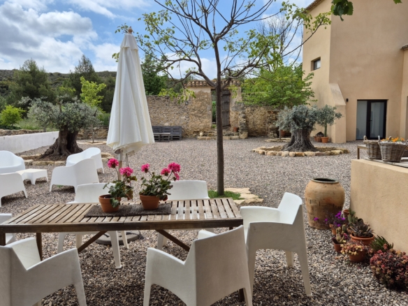 B&B te koop in Almansa: Unieke Off-grid Finca met Toeristische Licentie