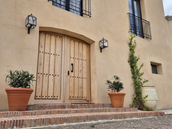 B&B te koop in Almansa: Unieke Off-grid Finca met Toeristische Licentie