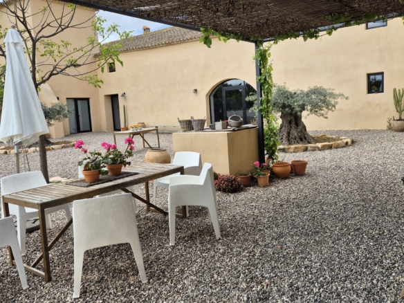 B&B te koop in Almansa: Unieke Off-grid Finca met Toeristische Licentie