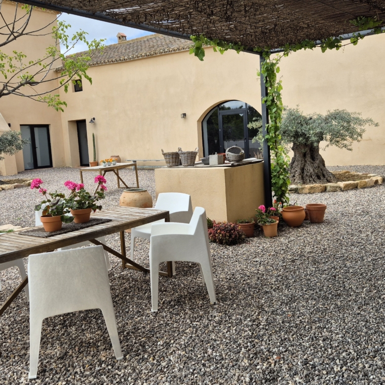 B&B te koop in Almansa: Unieke Off-grid Finca met Toeristische Licentie