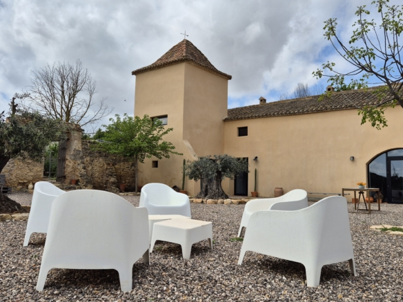 B&B te koop in Almansa: Unieke Off-grid Finca met Toeristische Licentie