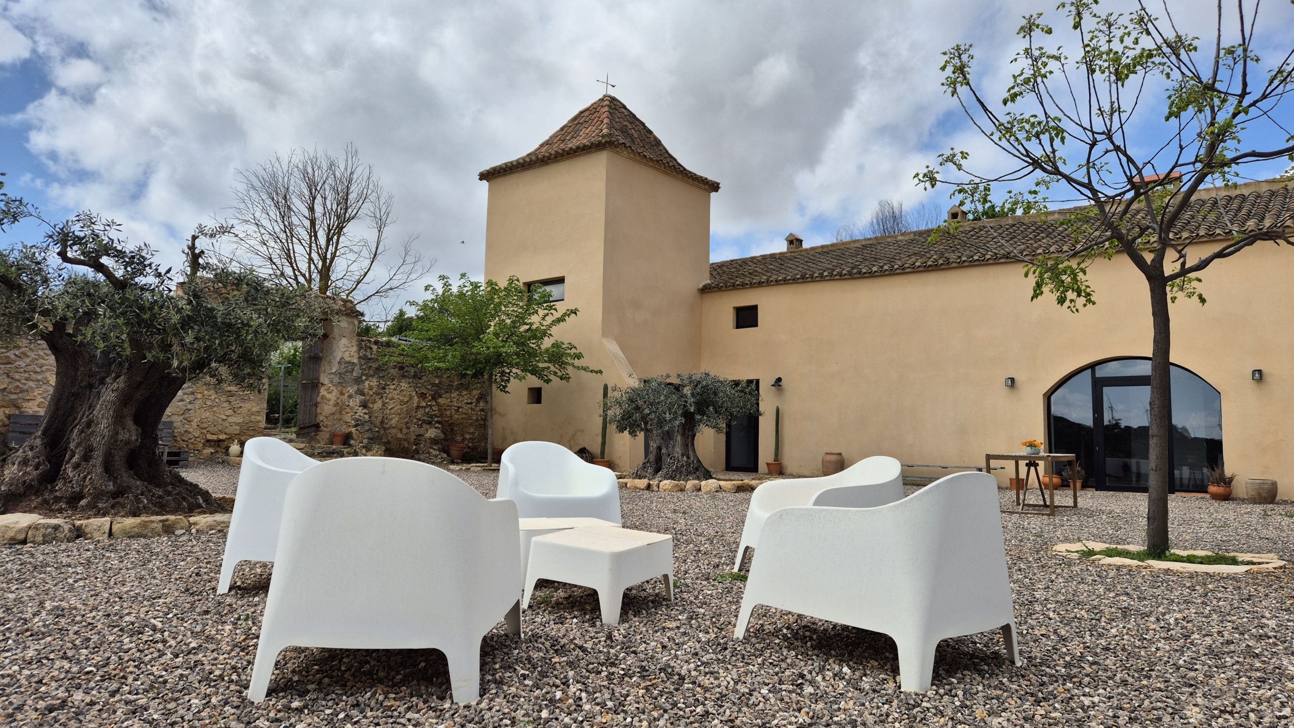B&B te koop in Almansa: Unieke Off-grid Finca met Toeristische Licentie