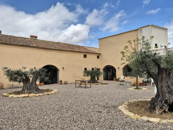 B&B te koop in Almansa: Unieke Off-grid Finca met Toeristische Licentie