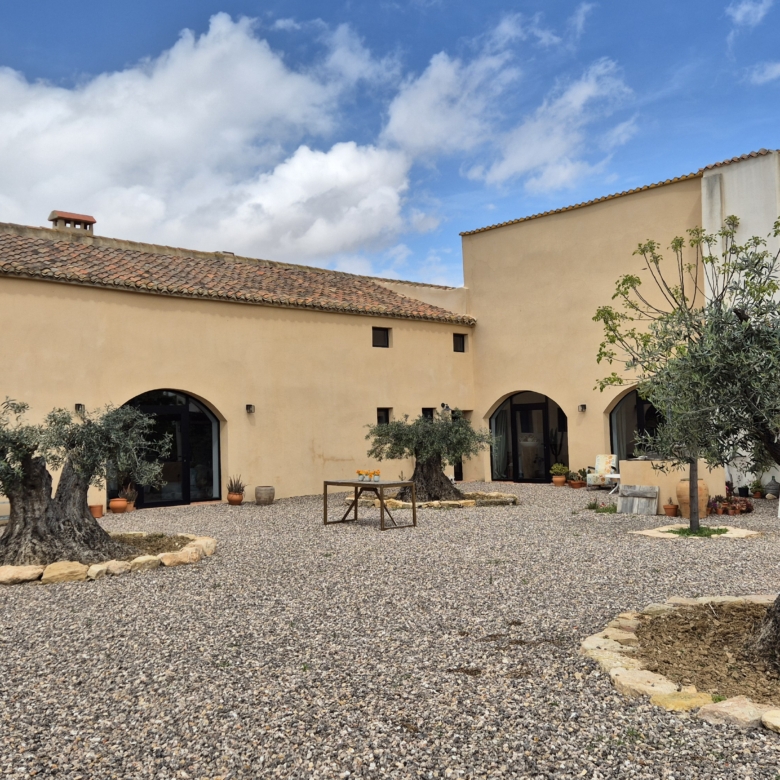 B&B te koop in Almansa: Unieke Off-grid Finca met Toeristische Licentie