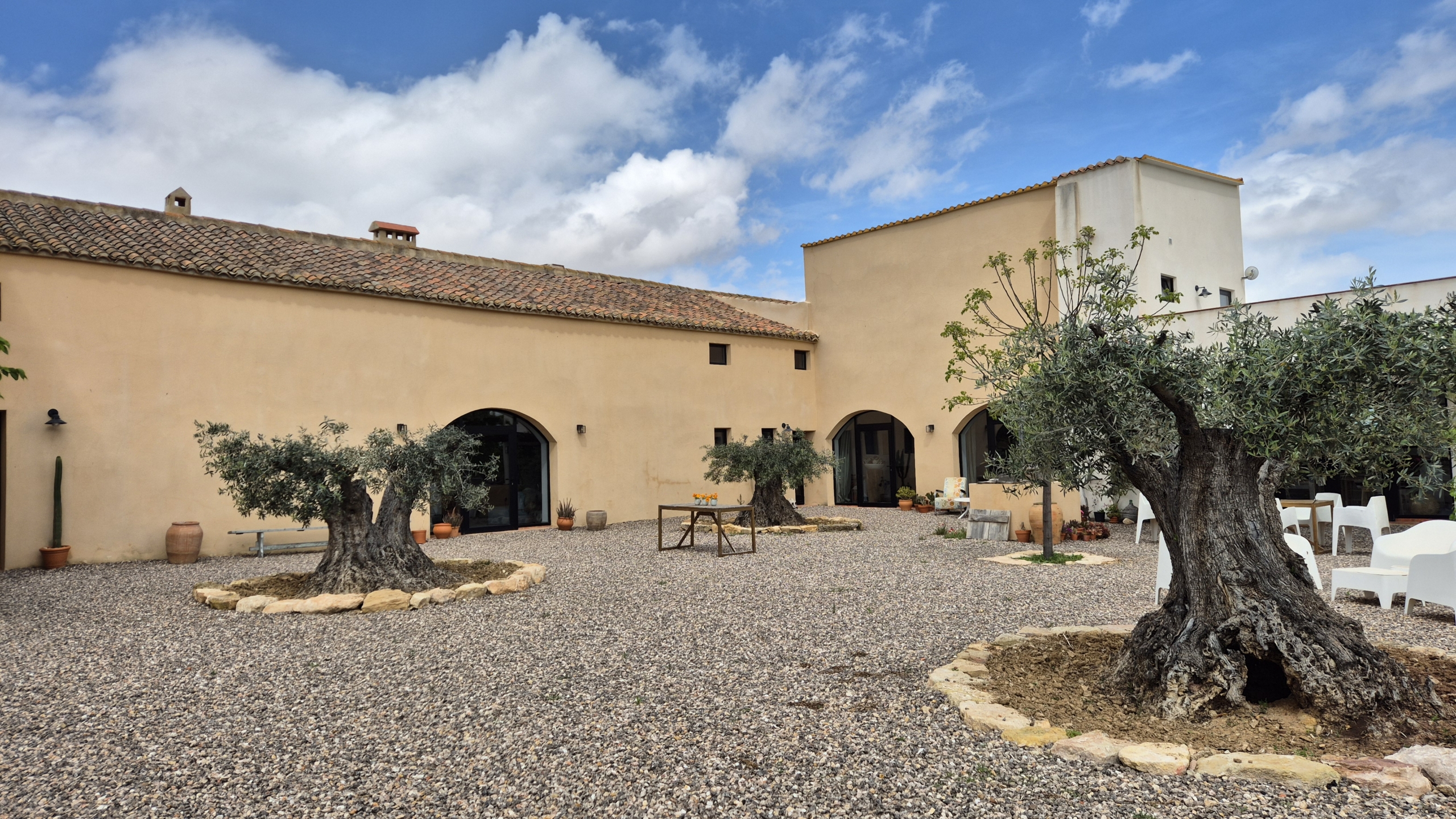 B&B te koop in Almansa: Unieke Off-grid Finca met Toeristische Licentie