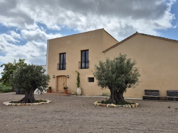 B&B te koop in Almansa: Unieke Off-grid Finca met Toeristische Licentie