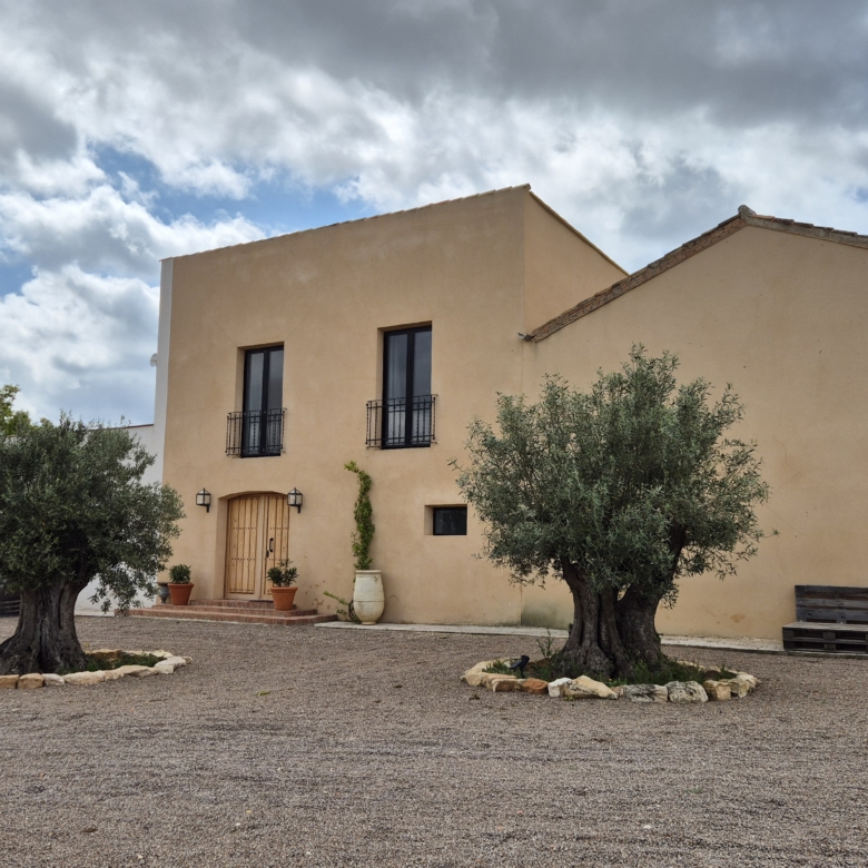 B&B te koop in Almansa: Unieke Off-grid Finca met Toeristische Licentie