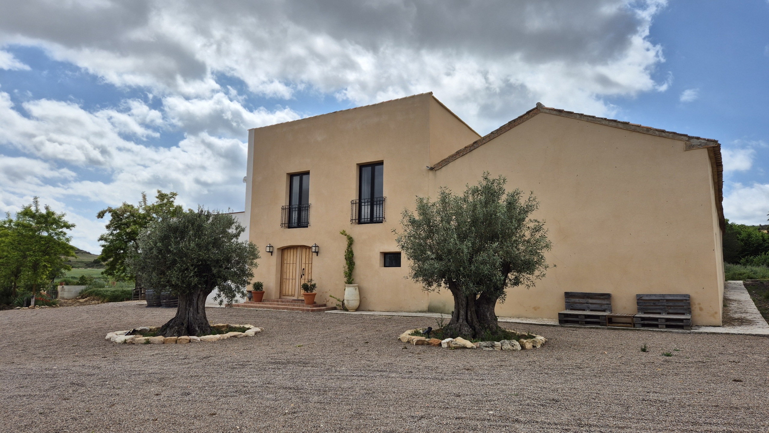 B&B te koop in Almansa: Unieke Off-grid Finca met Toeristische Licentie