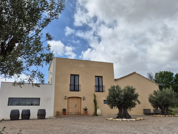 B&B te koop in Almansa: Unieke Off-grid Finca met Toeristische Licentie