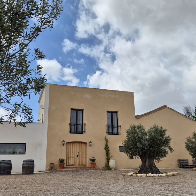 B&B te koop in Almansa: Unieke Off-grid Finca met Toeristische Licentie