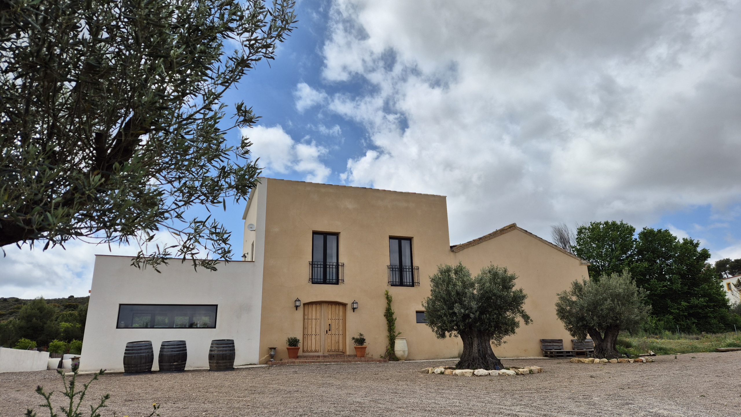 B&B te koop in Almansa: Unieke Off-grid Finca met Toeristische Licentie