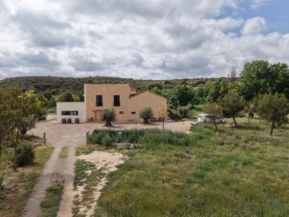 B&B te koop in Almansa: Unieke Off-grid Finca met Toeristische Licentie