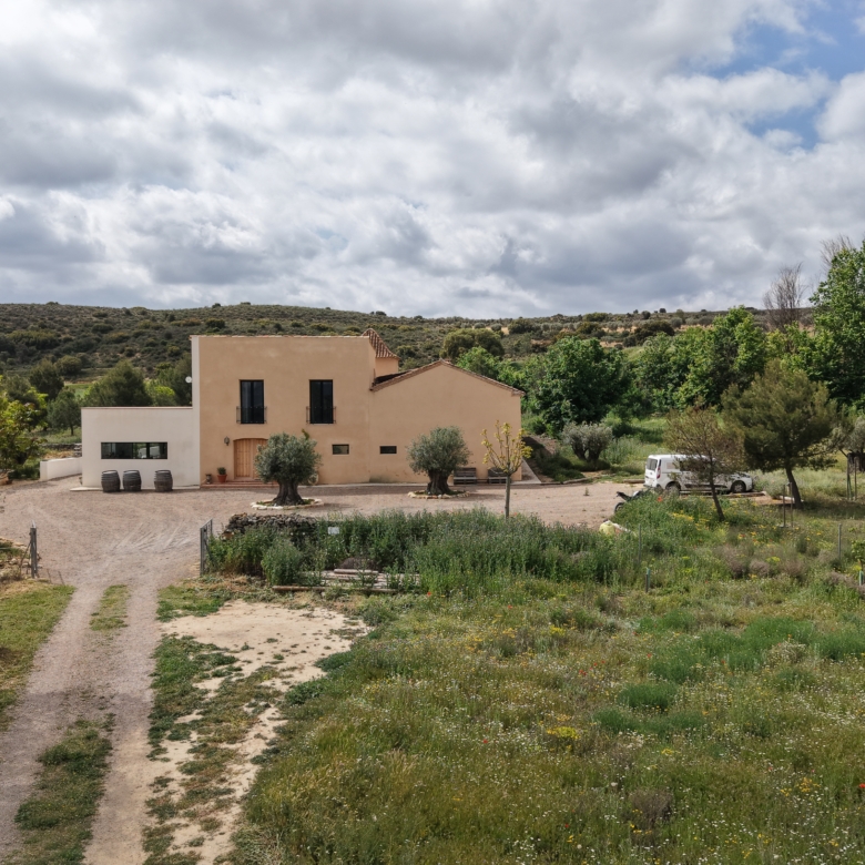 B&B te koop in Almansa: Unieke Off-grid Finca met Toeristische Licentie