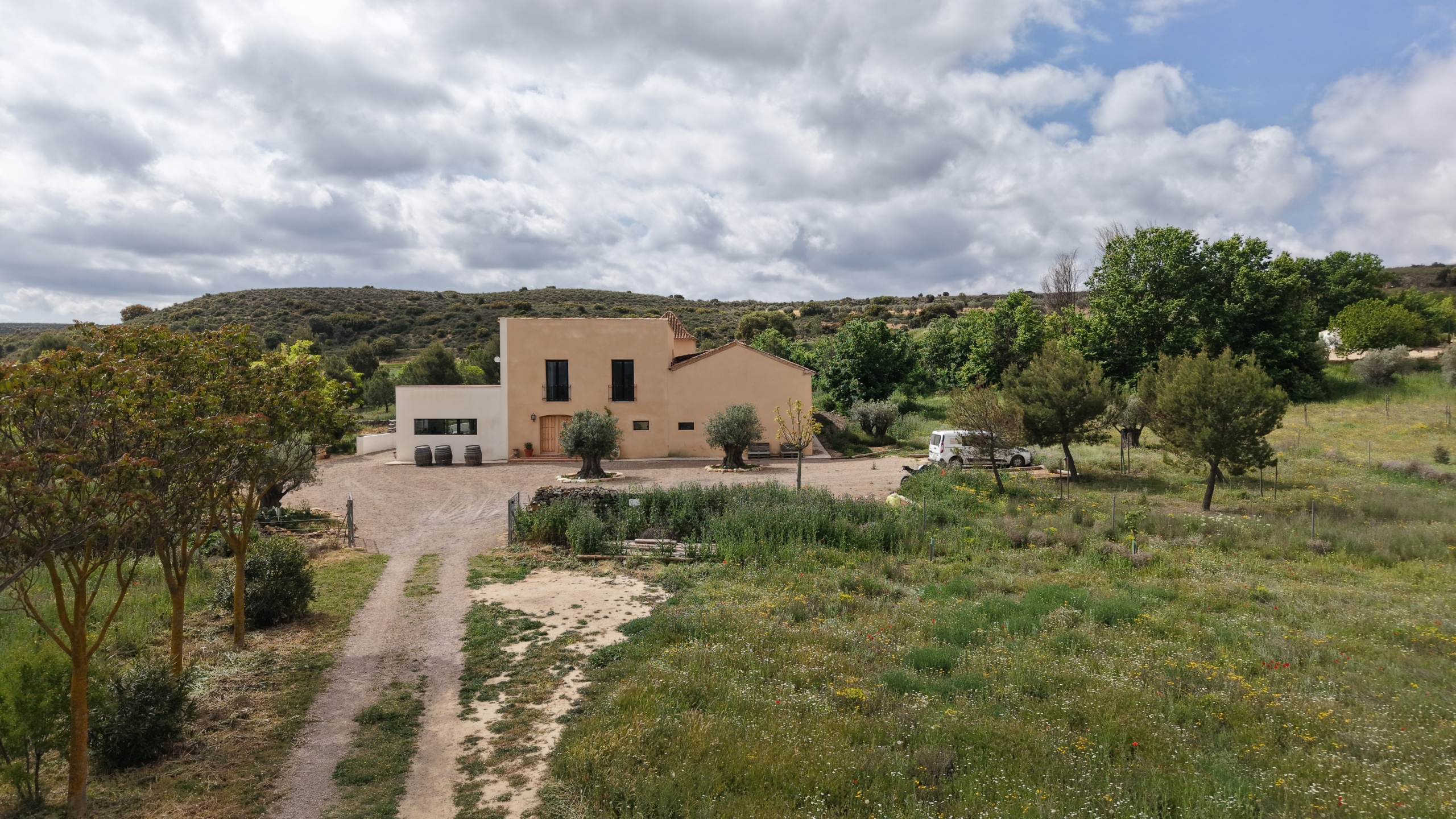 B&B te koop in Almansa: Unieke Off-grid Finca met Toeristische Licentie