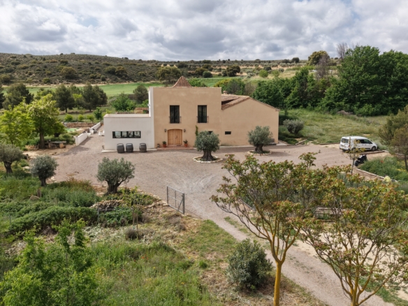 B&B te koop in Almansa: Unieke Off-grid Finca met Toeristische Licentie