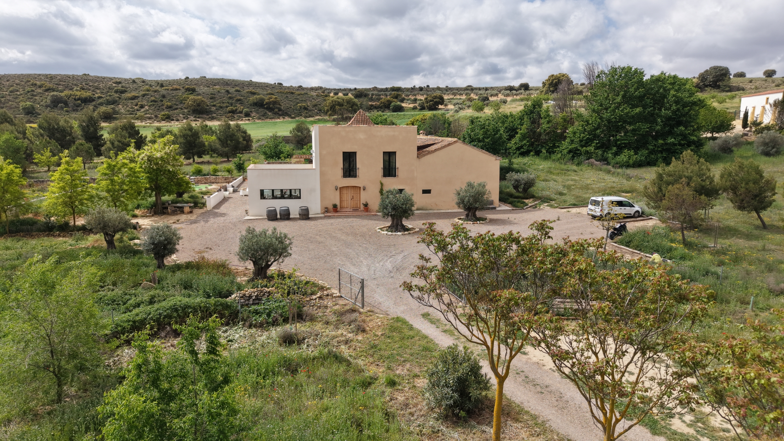 B&B te koop in Almansa: Unieke Off-grid Finca met Toeristische Licentie