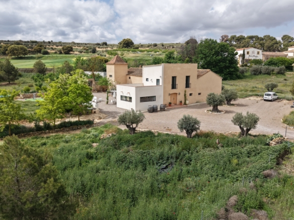 B&B te koop in Almansa: Unieke Off-grid Finca met Toeristische Licentie