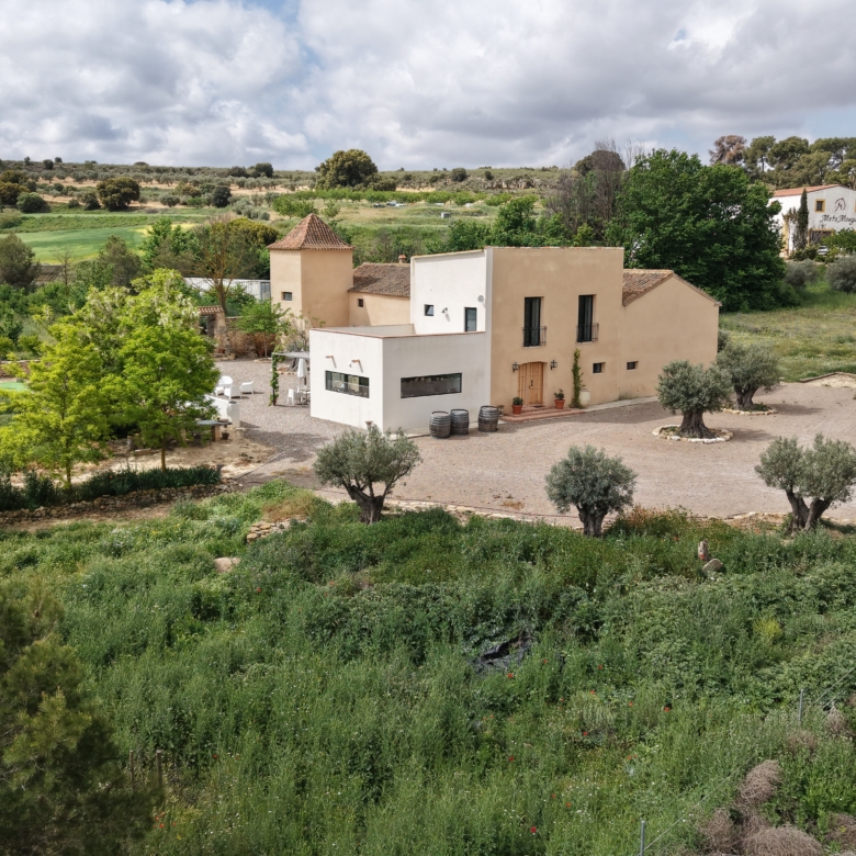 B&B te koop in Almansa: Unieke Off-grid Finca met Toeristische Licentie