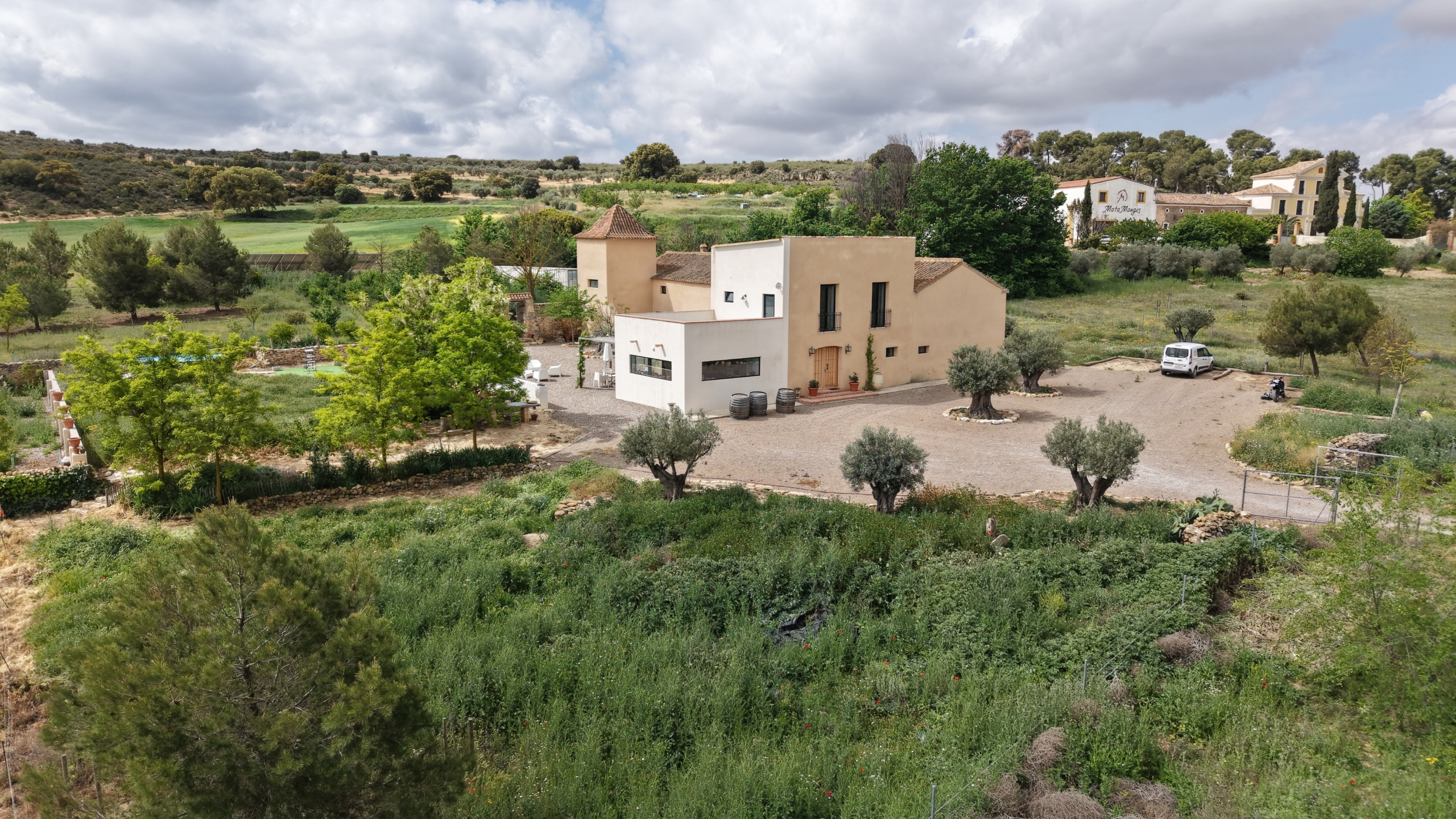 B&B te koop in Almansa: Unieke Off-grid Finca met Toeristische Licentie
