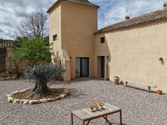 B&B te koop in Almansa: Unieke Off-grid Finca met Toeristische Licentie