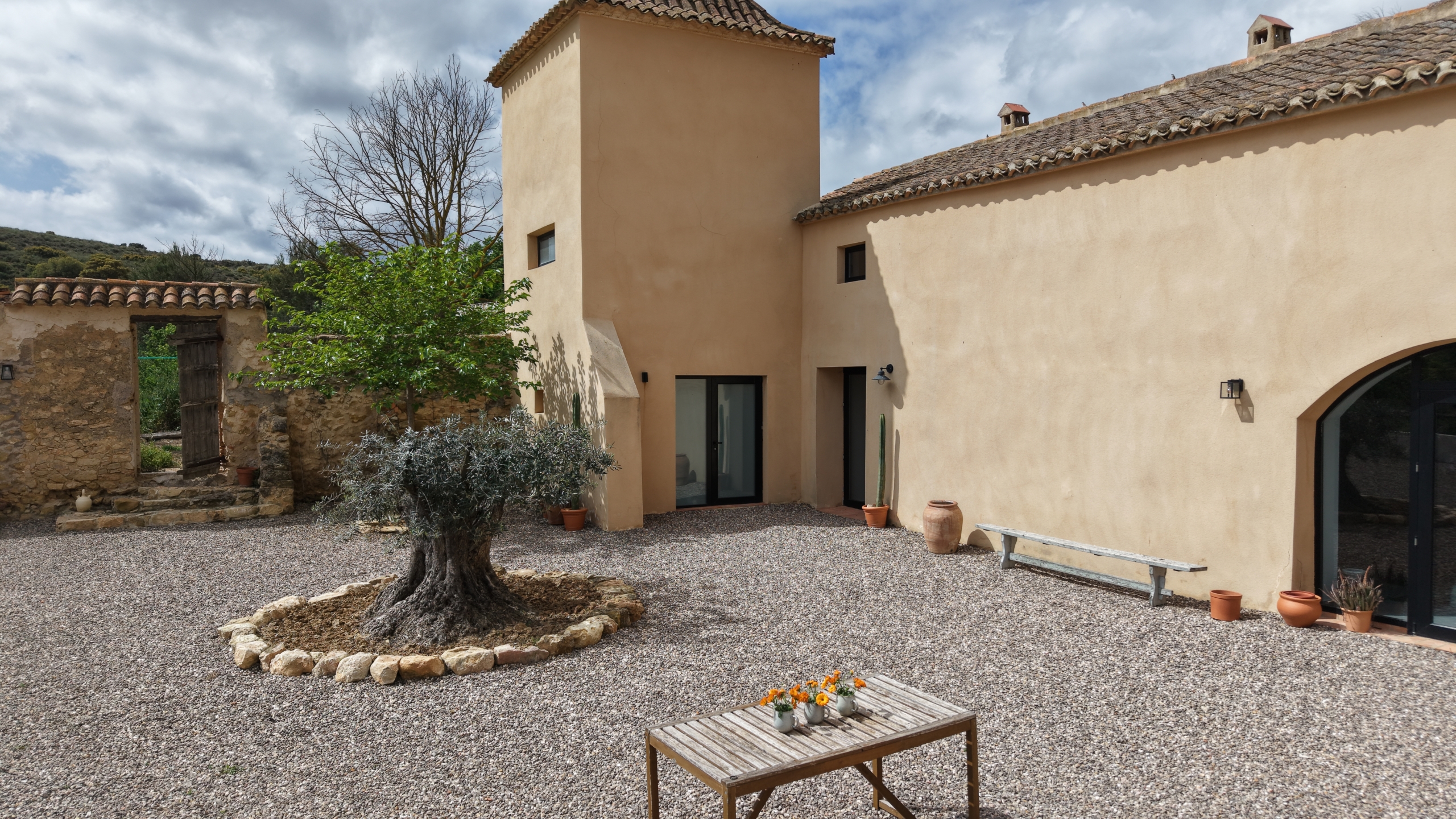 B&B te koop in Almansa: Unieke Off-grid Finca met Toeristische Licentie