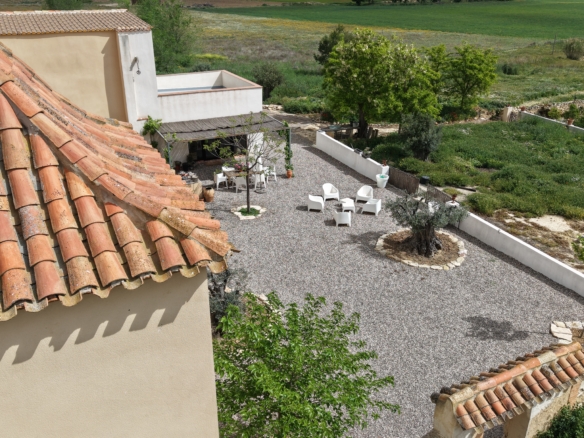 B&B te koop in Almansa: Unieke Off-grid Finca met Toeristische Licentie