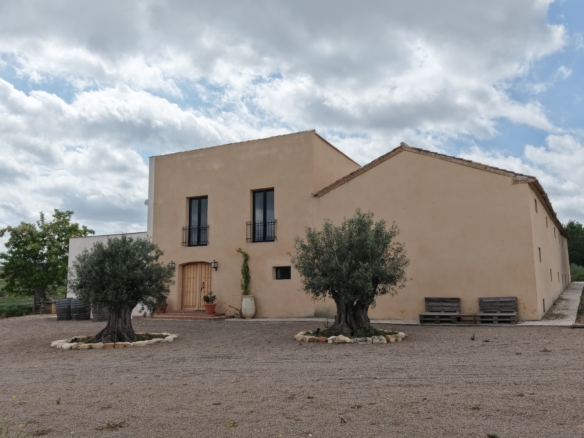B&B te koop in Almansa: Unieke Off-grid Finca met Toeristische Licentie