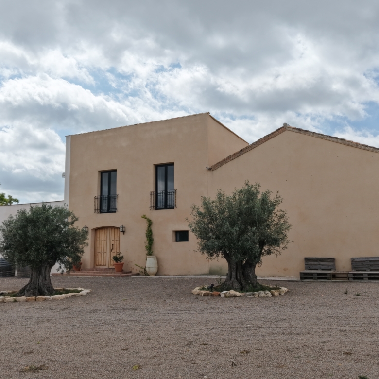 B&B te koop in Almansa: Unieke Off-grid Finca met Toeristische Licentie
