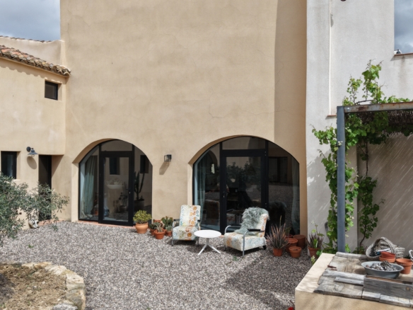 B&B te koop in Almansa: Unieke Off-grid Finca met Toeristische Licentie
