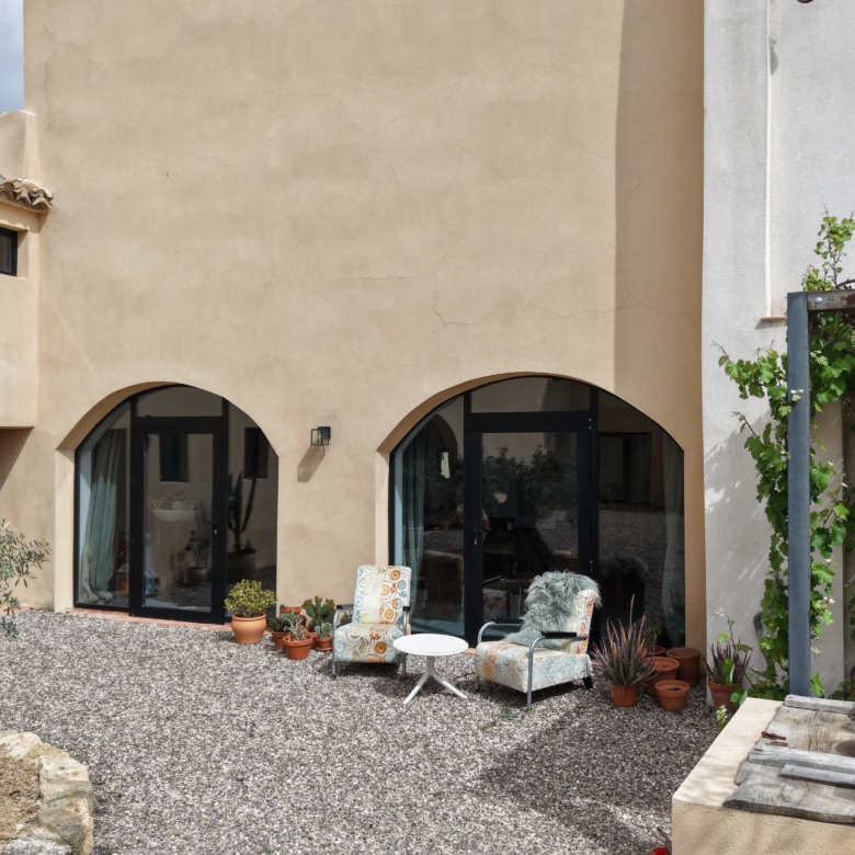 B&B te koop in Almansa: Unieke Off-grid Finca met Toeristische Licentie