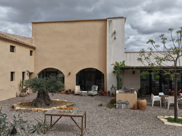 B&B te koop in Almansa: Unieke Off-grid Finca met Toeristische Licentie