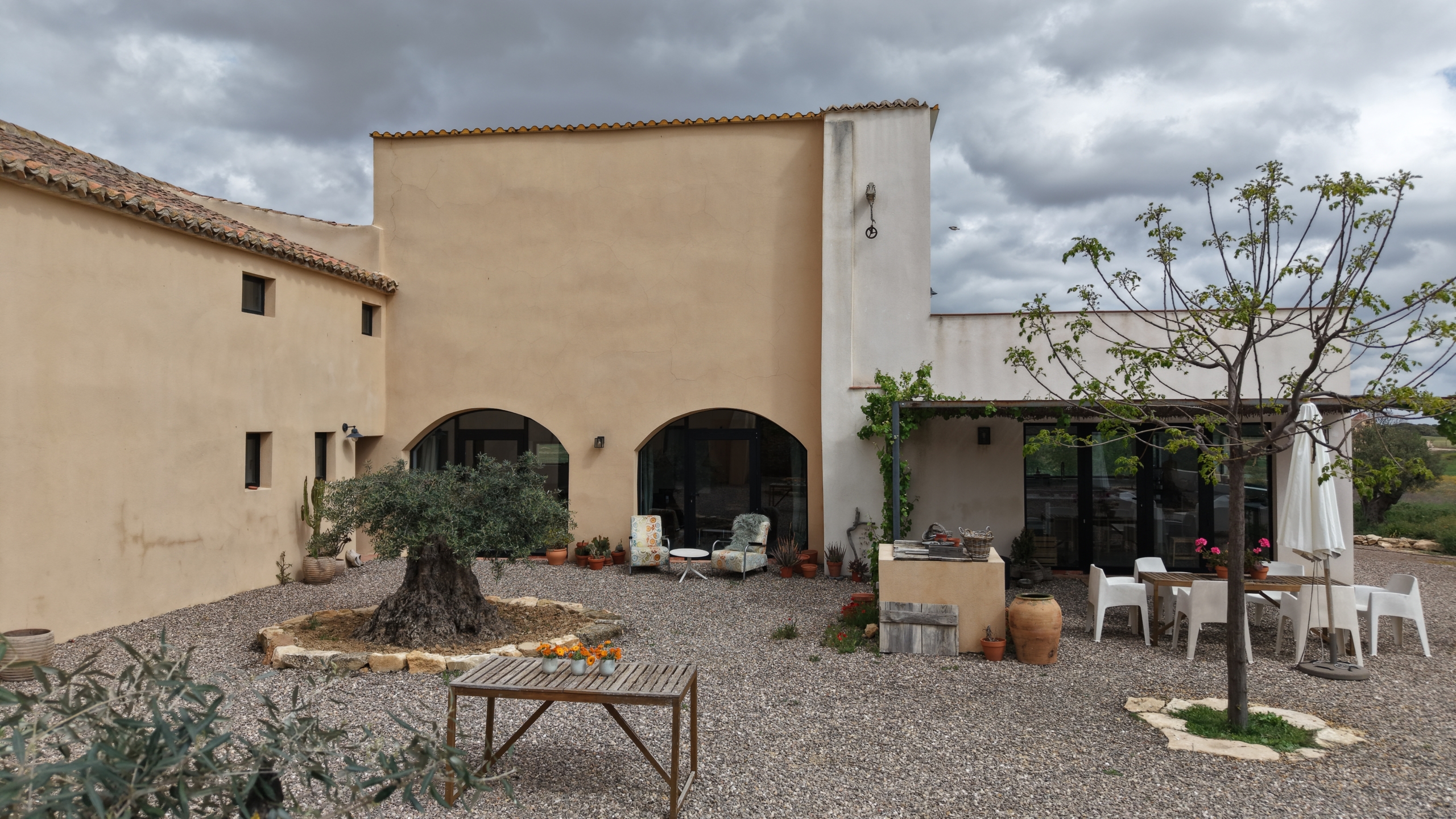 B&B te koop in Almansa: Unieke Off-grid Finca met Toeristische Licentie