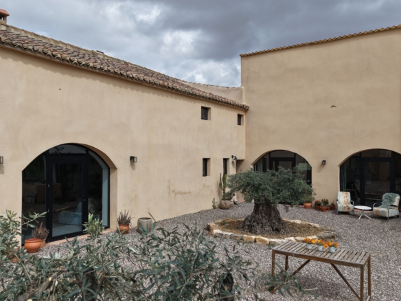 B&B te koop in Almansa: Unieke Off-grid Finca met Toeristische Licentie