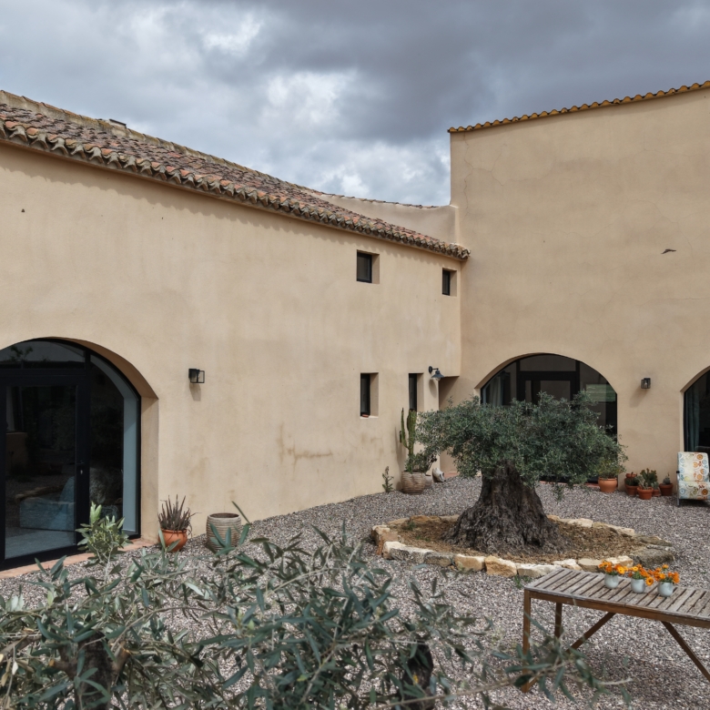 B&B te koop in Almansa: Unieke Off-grid Finca met Toeristische Licentie