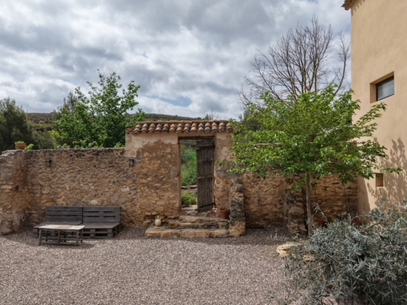 B&B te koop in Almansa: Unieke Off-grid Finca met Toeristische Licentie