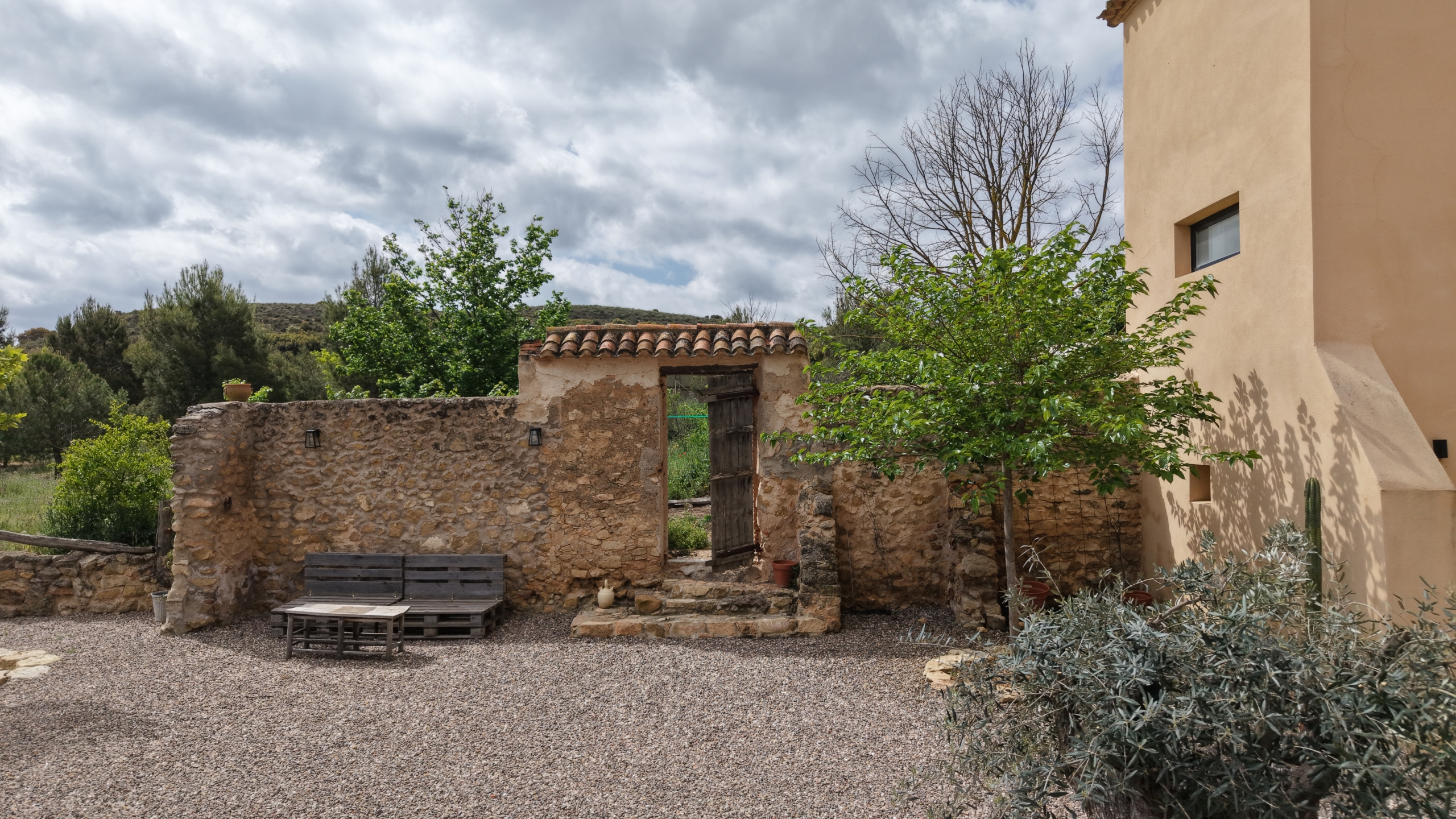 B&B te koop in Almansa: Unieke Off-grid Finca met Toeristische Licentie