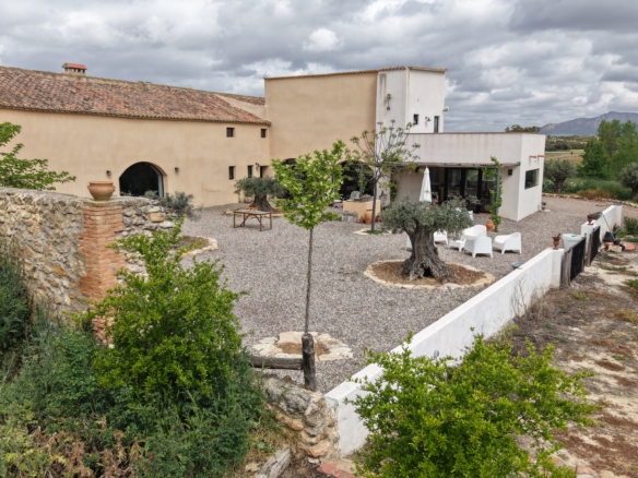 B&B te koop in Almansa: Unieke Off-grid Finca met Toeristische Licentie