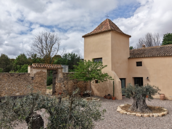 B&B te koop in Almansa: Unieke Off-grid Finca met Toeristische Licentie