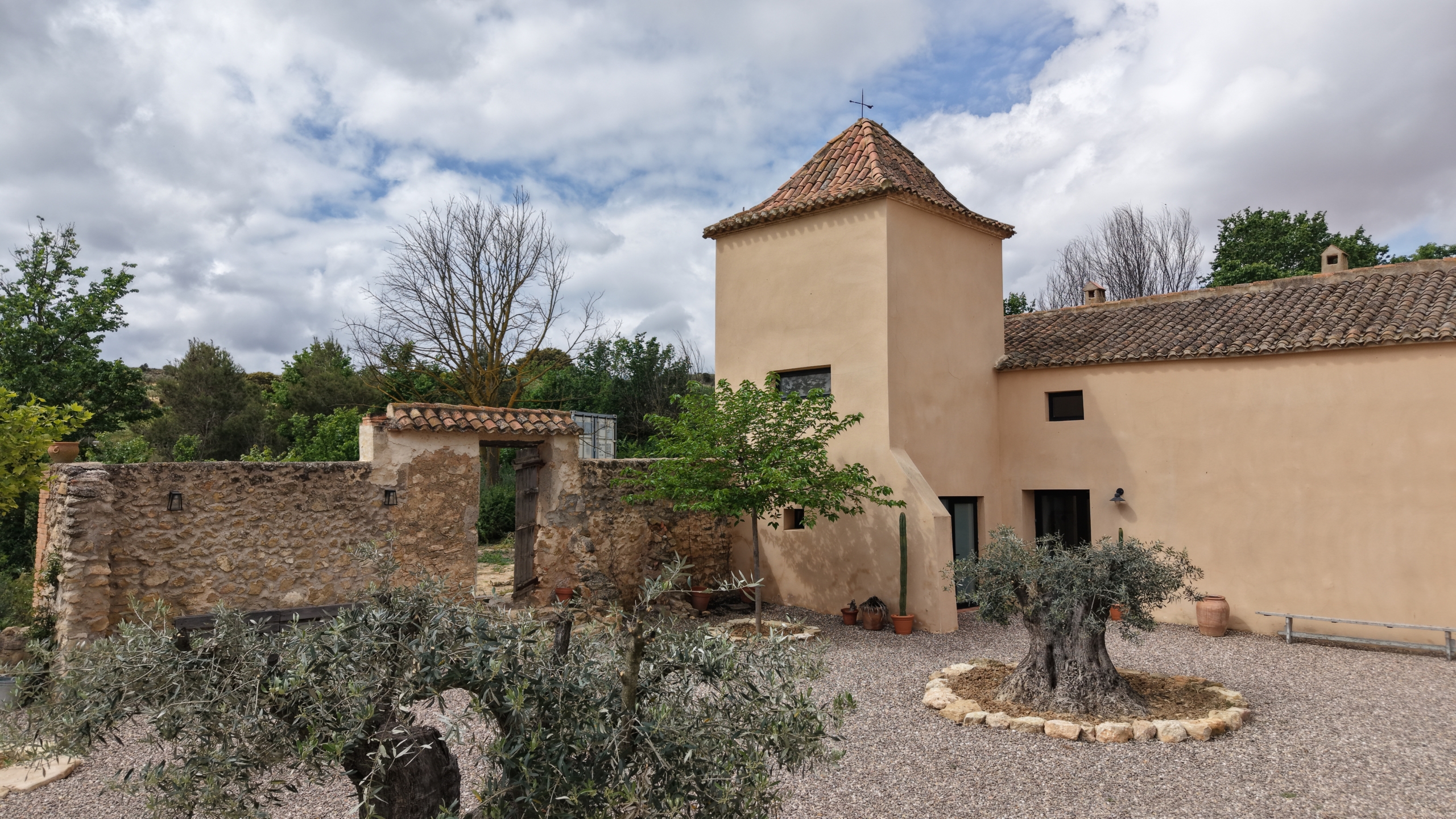 B&B te koop in Almansa: Unieke Off-grid Finca met Toeristische Licentie