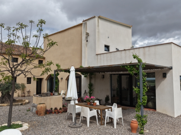 B&B te koop in Almansa: Unieke Off-grid Finca met Toeristische Licentie