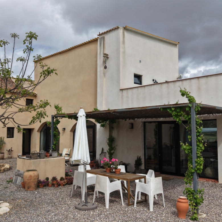 B&B te koop in Almansa: Unieke Off-grid Finca met Toeristische Licentie