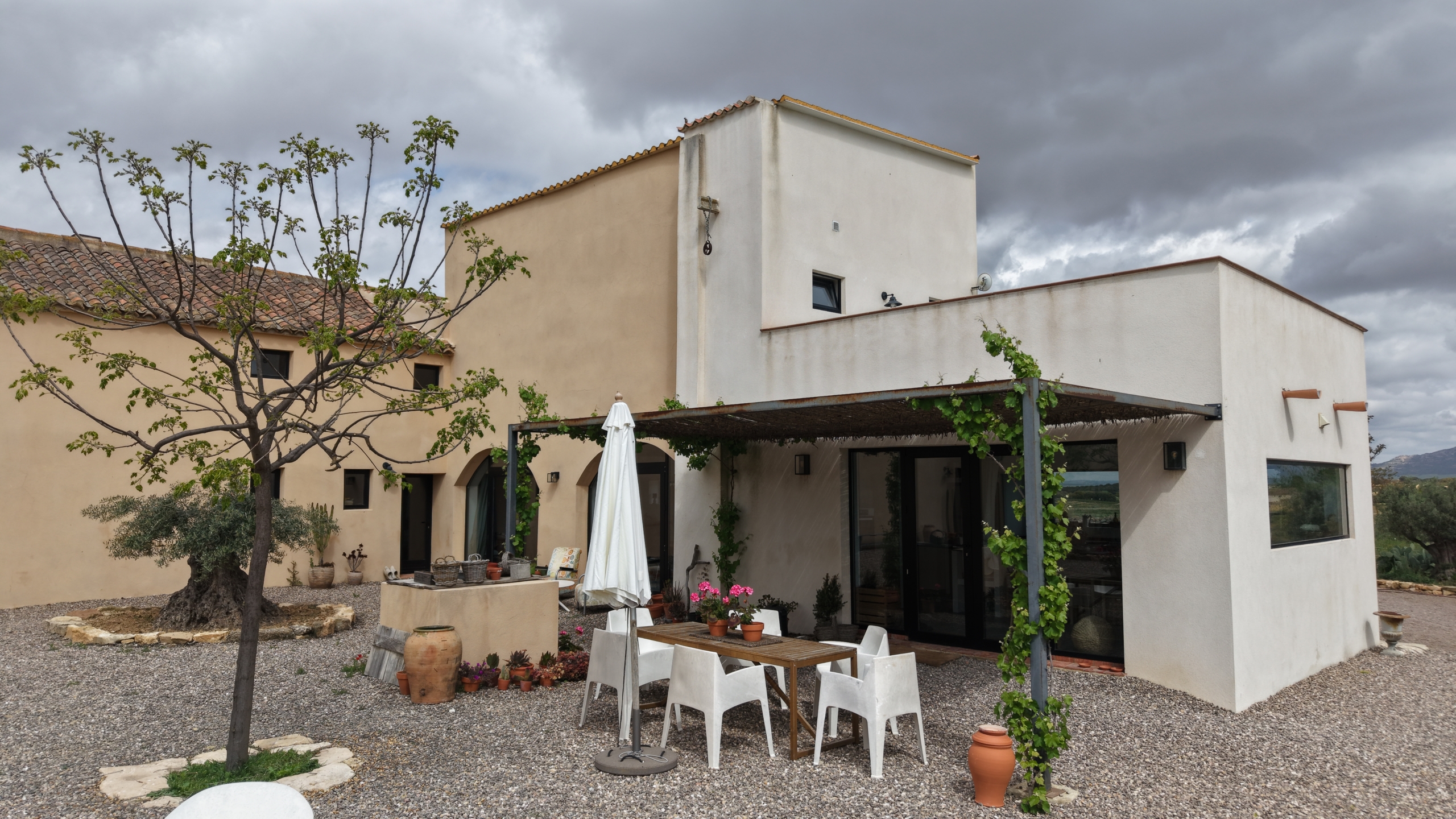 B&B te koop in Almansa: Unieke Off-grid Finca met Toeristische Licentie