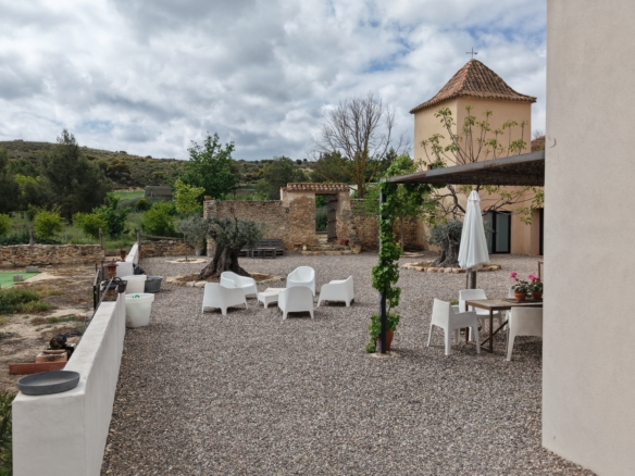 B&B te koop in Almansa: Unieke Off-grid Finca met Toeristische Licentie