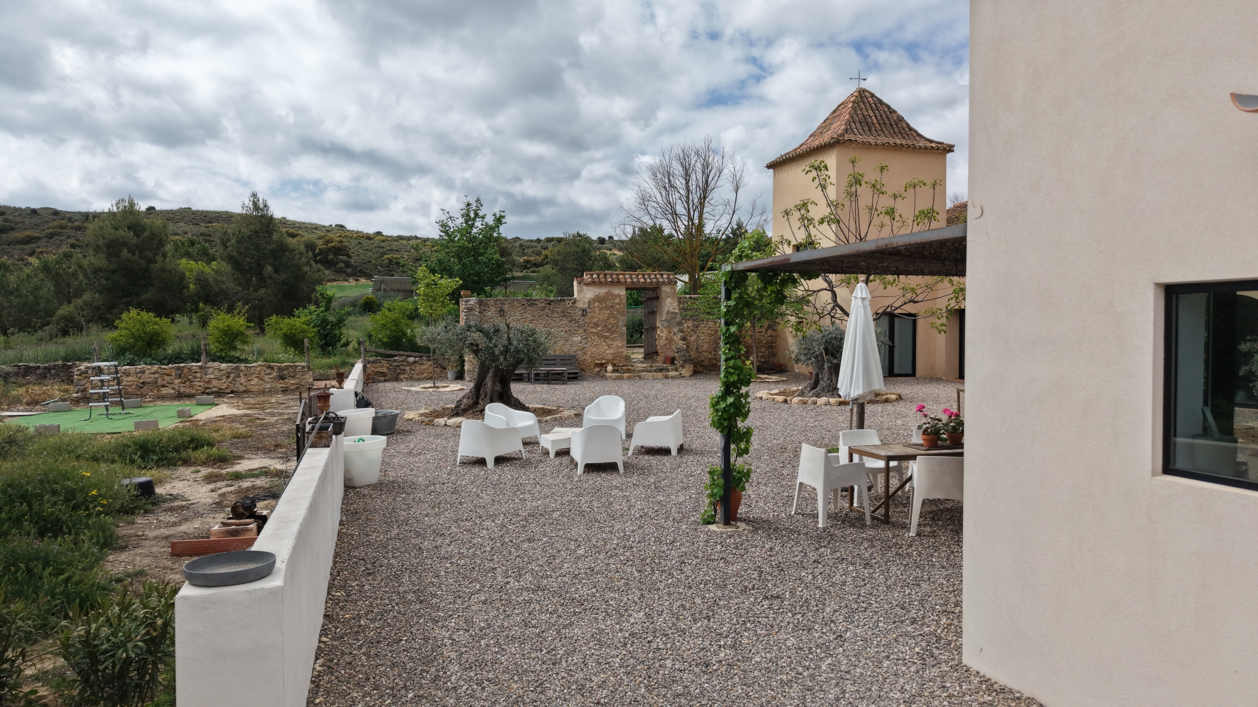 B&B te koop in Almansa: Unieke Off-grid Finca met Toeristische Licentie